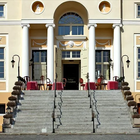 Palac Alexandrow Wroclaw Airport מלון 4*